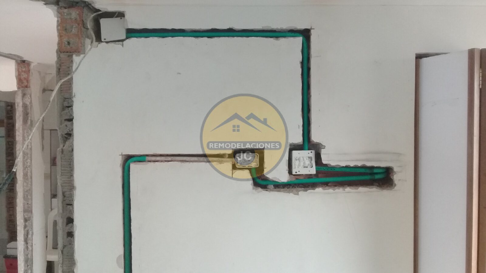 instalación de salidas eléctricas empotradas