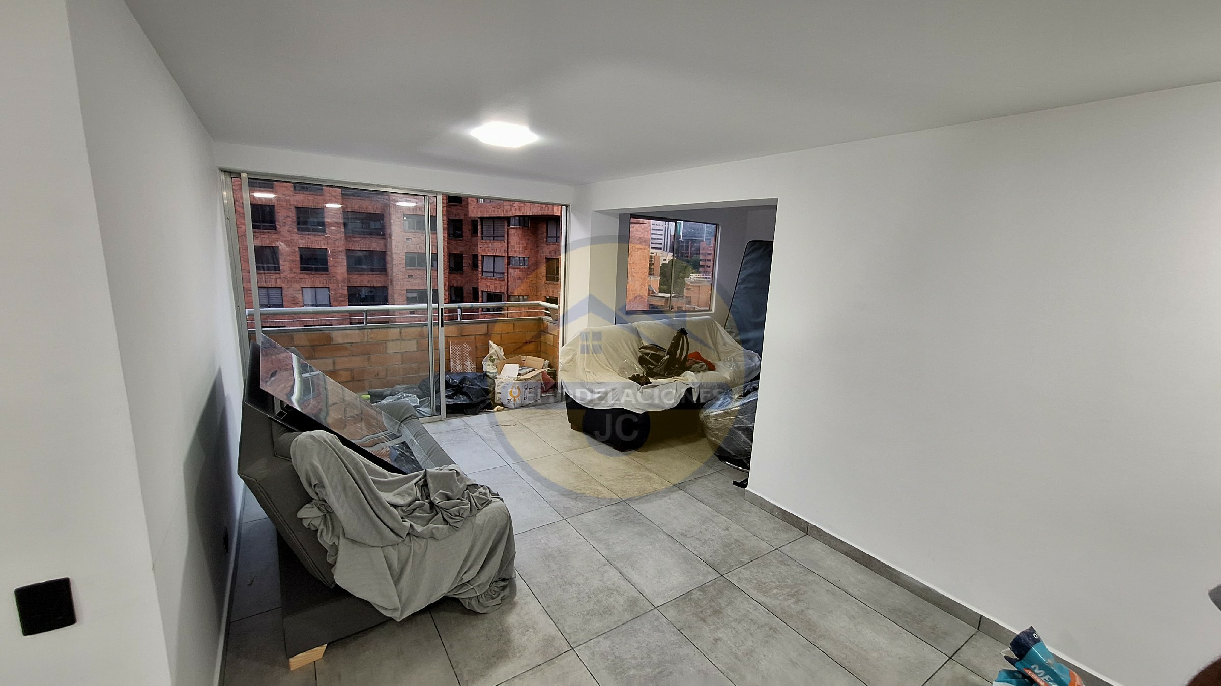 proceso de pintura de casa en remodelación