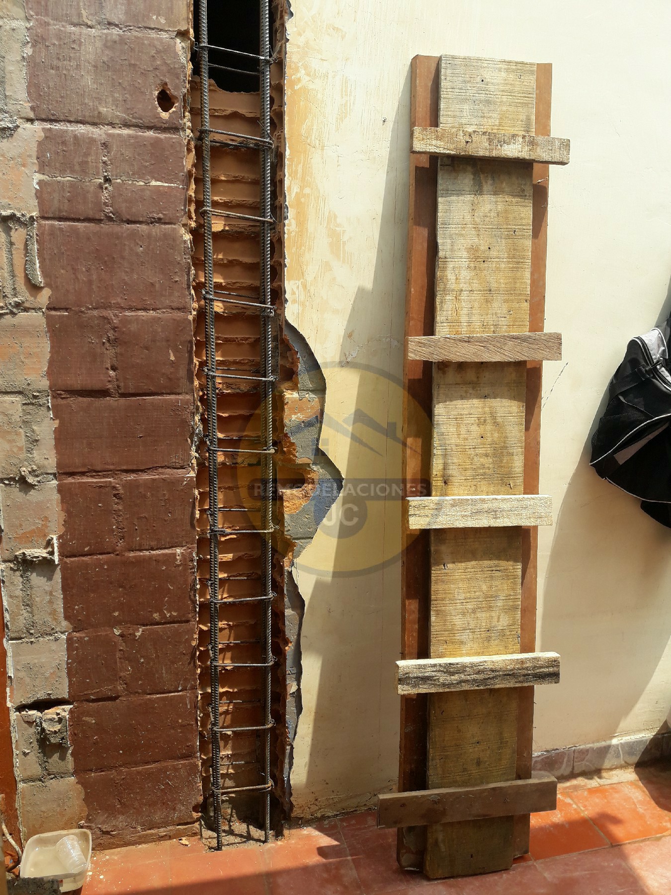 formaleta en madera para construcción de columna vaciada en concreto con canasta en hierro y estribos