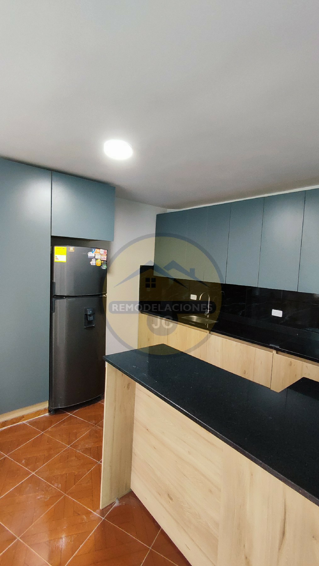 cocina totalmente remodelada por empresa remodelaciones JC de Medellín