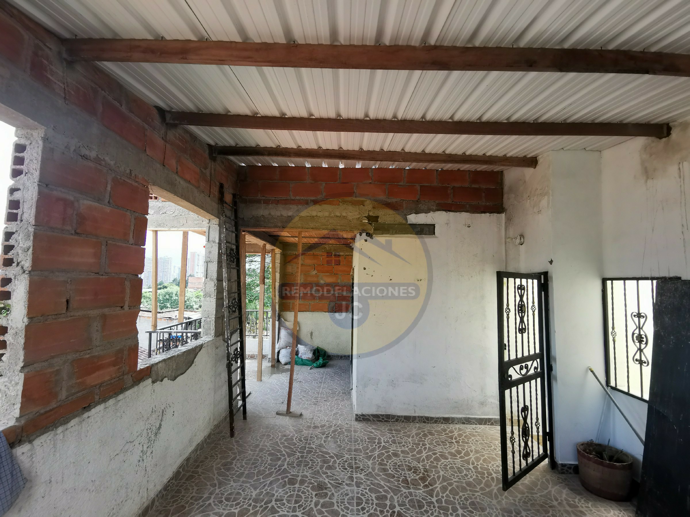 construcción de tercer piso con techo en tejas de UPVC, fibrocemento o termo acústica y soportes en madera