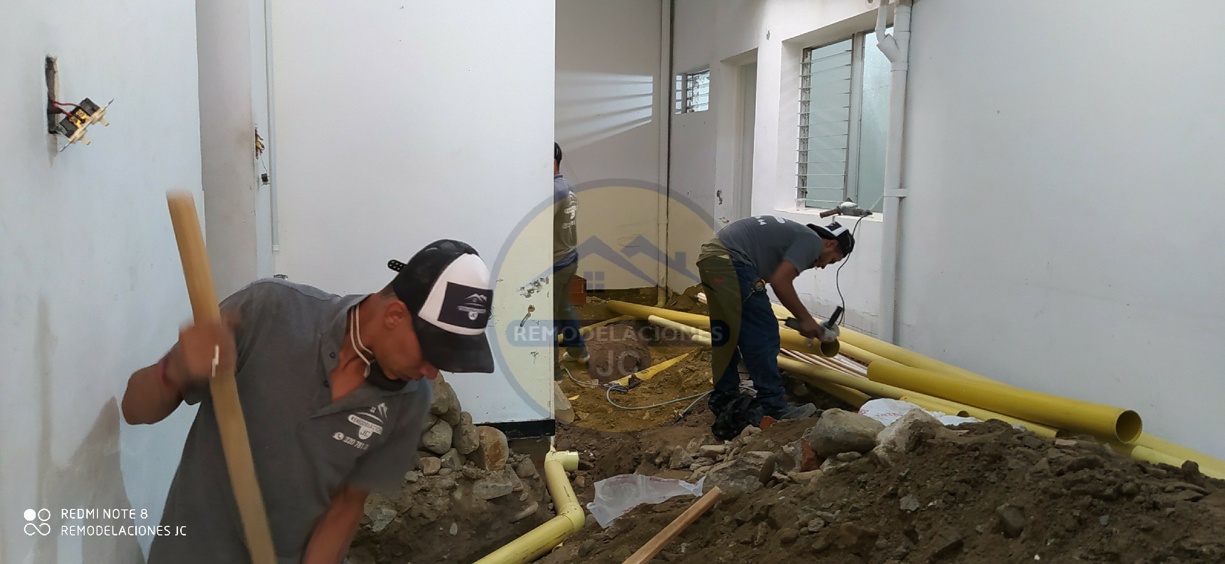 plomeros instalando redes de casa en remodelación