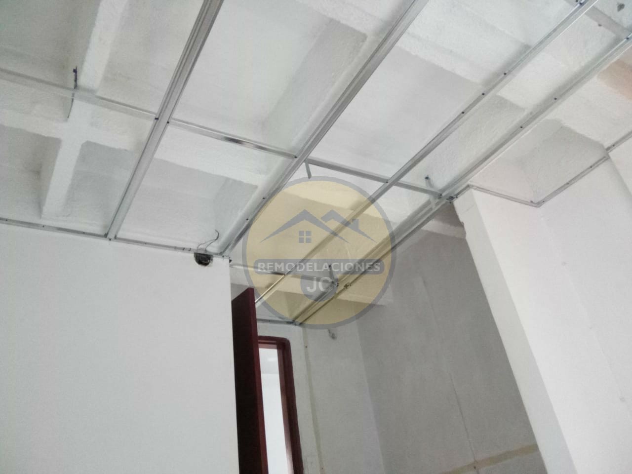instalación de estructura para cielo en drywall de apartamento