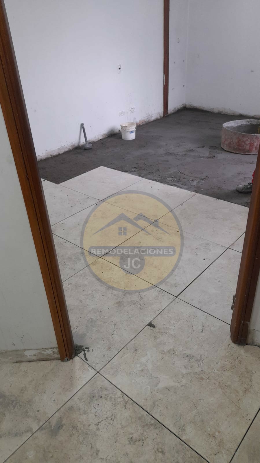 instalación de baldosas en cerámica, porcelanato, madera laminada, y PVC en Medellín