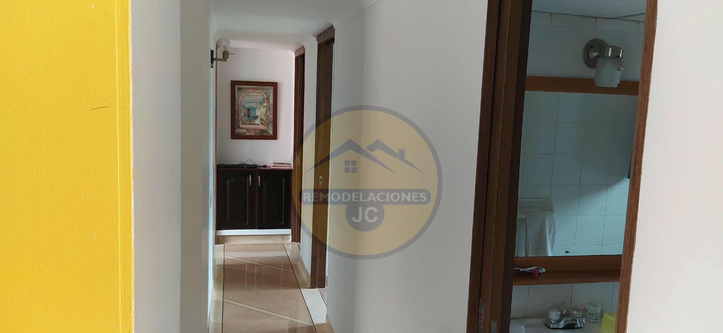 remodelación de puertas de apartamento de batientes a deslizantes que entren a las paredes para ahorrar espacio