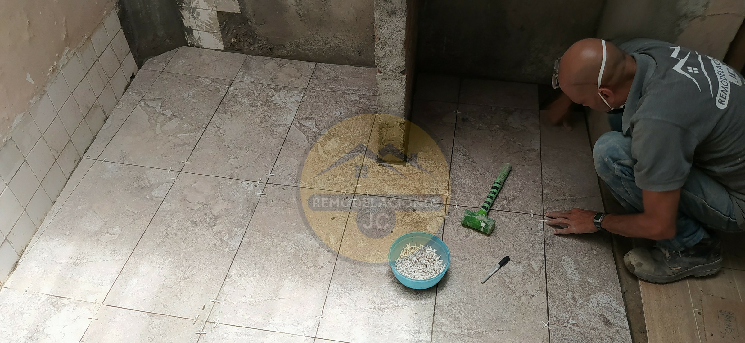 obrero de enchapes y revestimientos de paredes y pisos en Medellín, bello, envigado e Itagüí