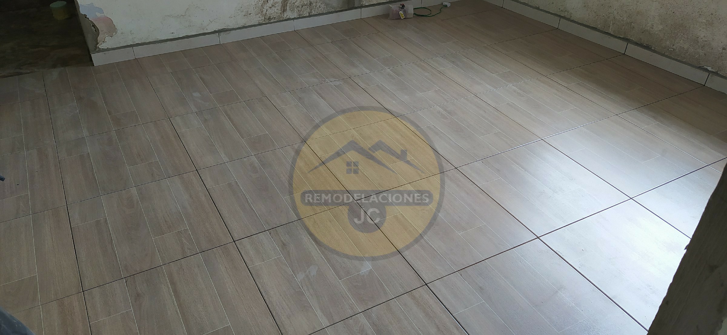 piso en cerámica antes de aplicar lechada