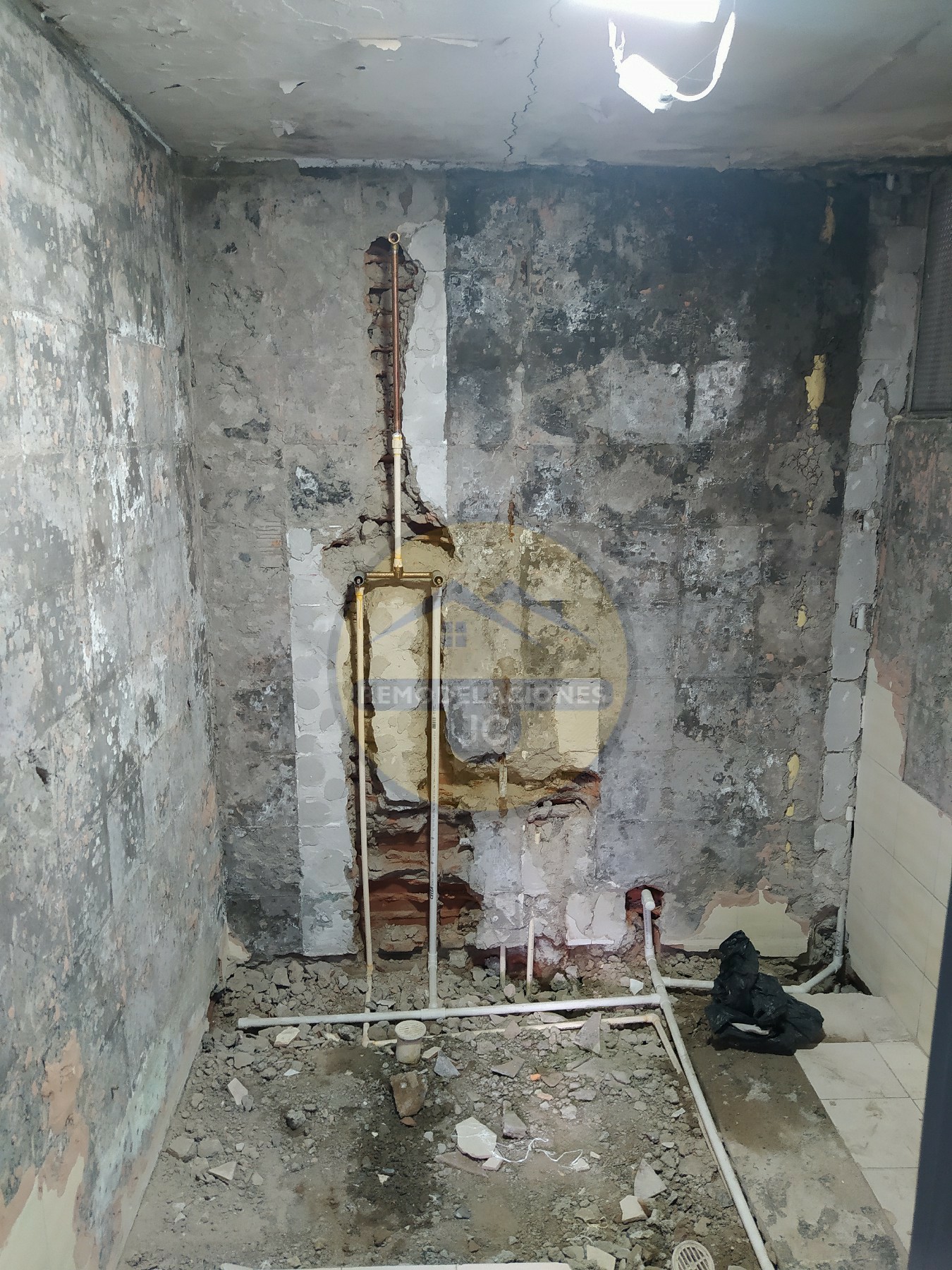 reforma de tuberías en baño viejo