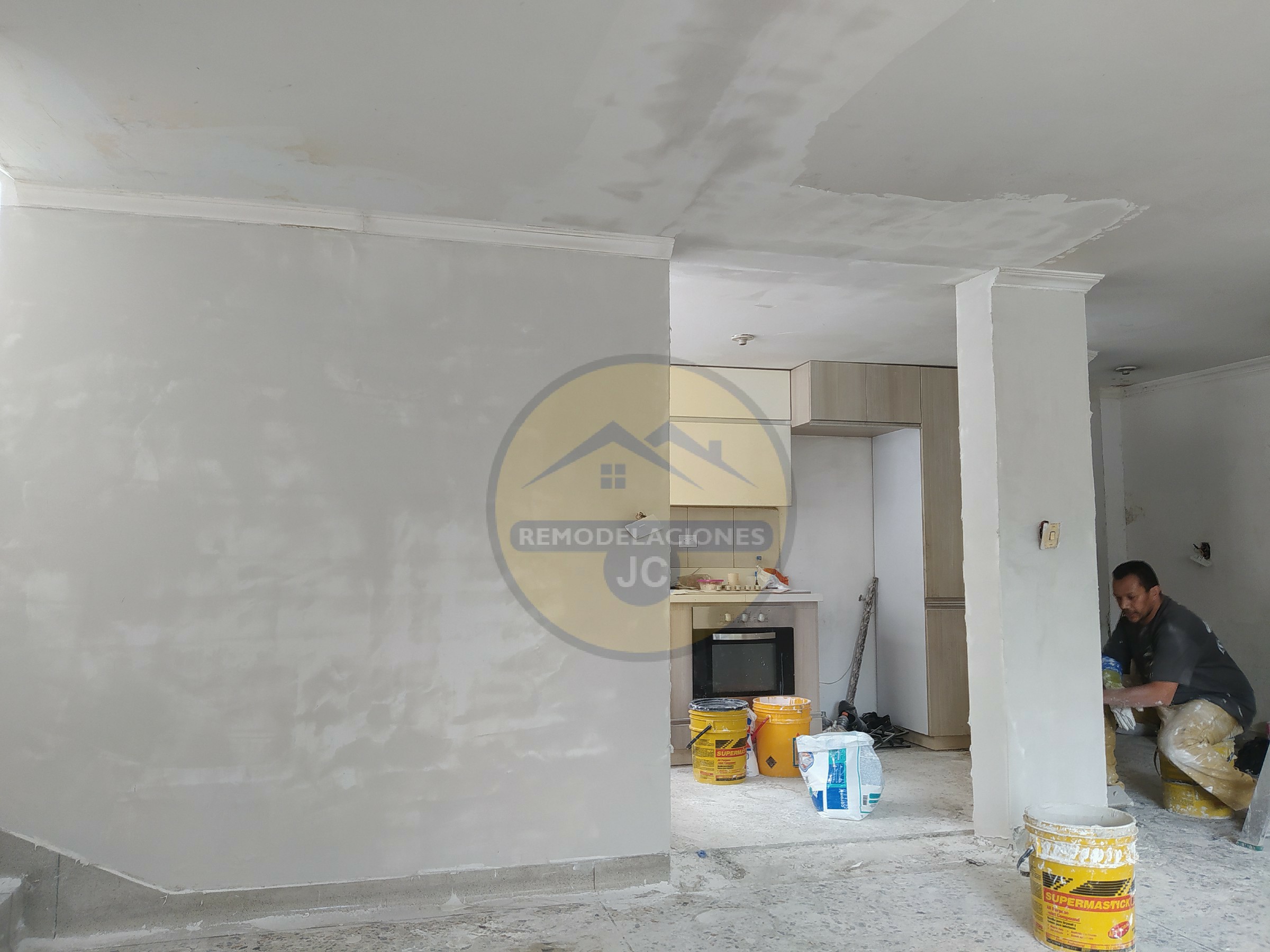 proceso de aplicación de estuco a casa vieja