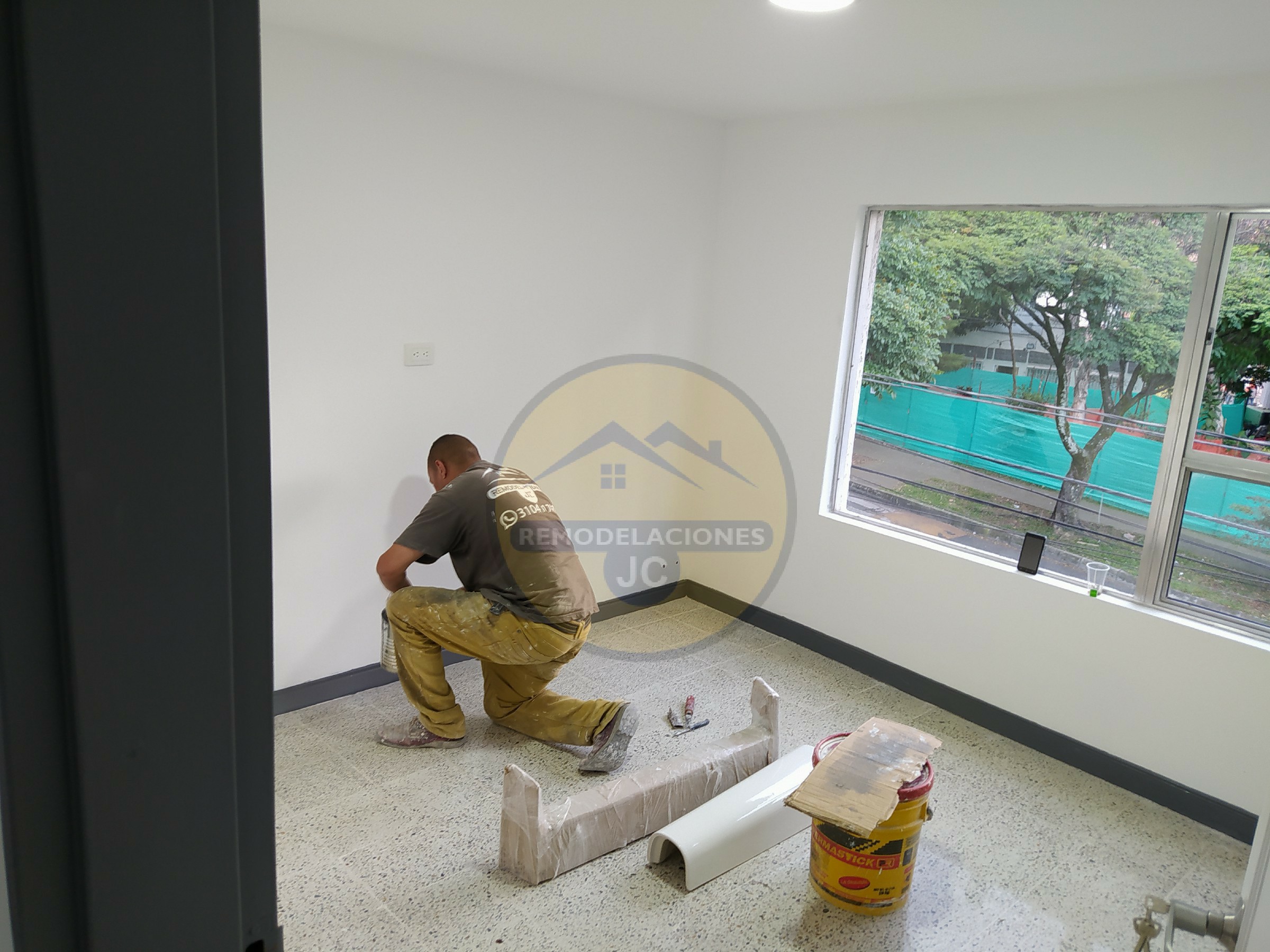 oficial de obra blanca en acción