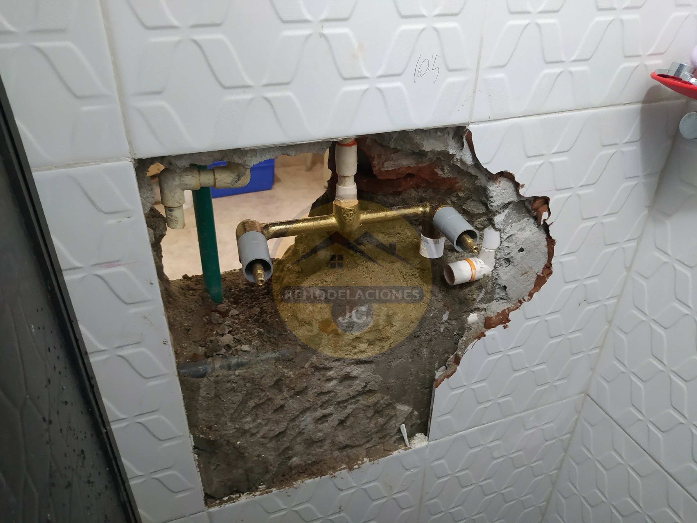 reparación de gotera y humedad en baño