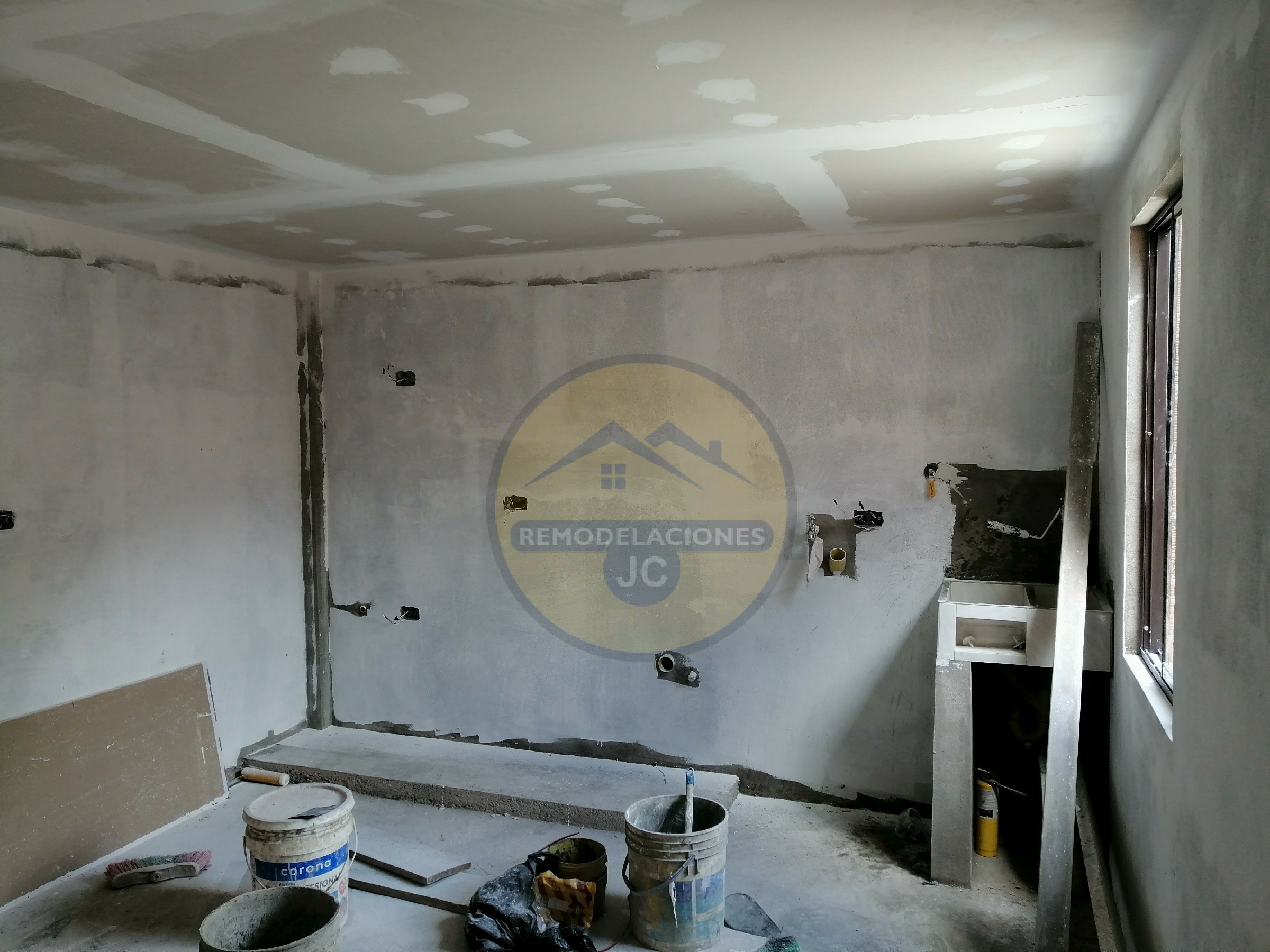 proceso de acabados de obra blanca de vivienda con cielo en drywall
