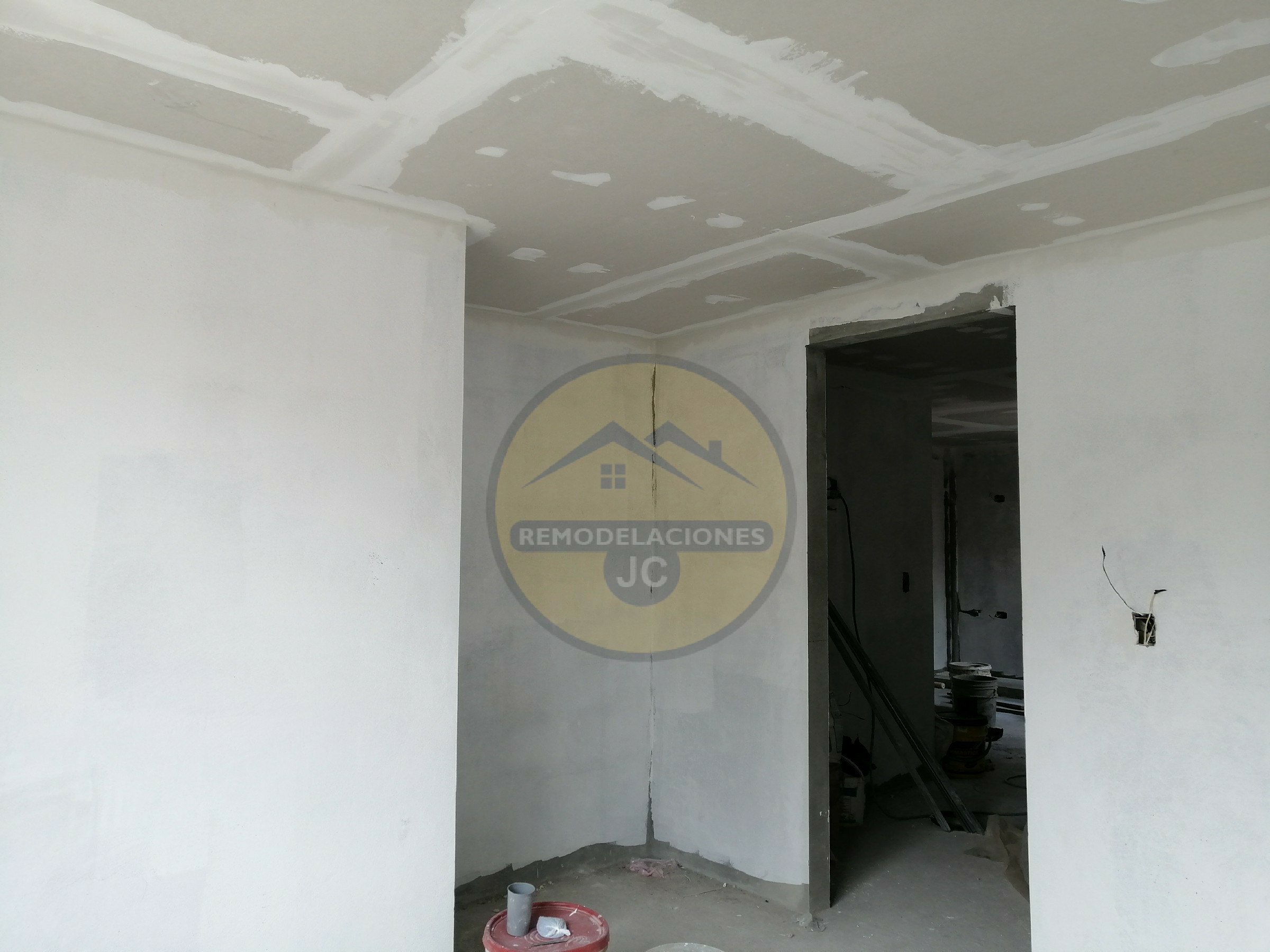 instalación de cielo en drywall en el poblado de Medellín