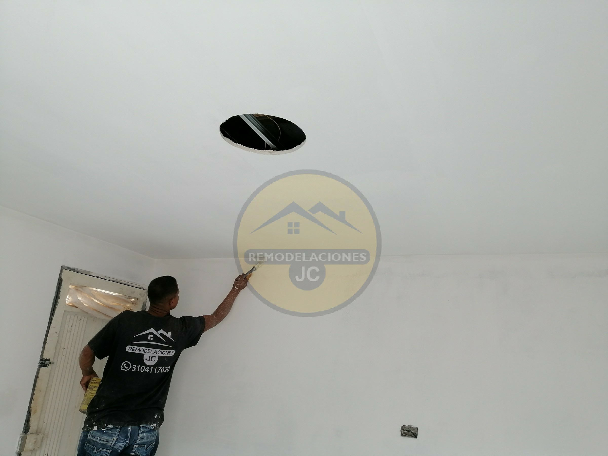 pintor aplicando recorte con brocha a los rincones de apartamento para aplicar pintura con rodillo