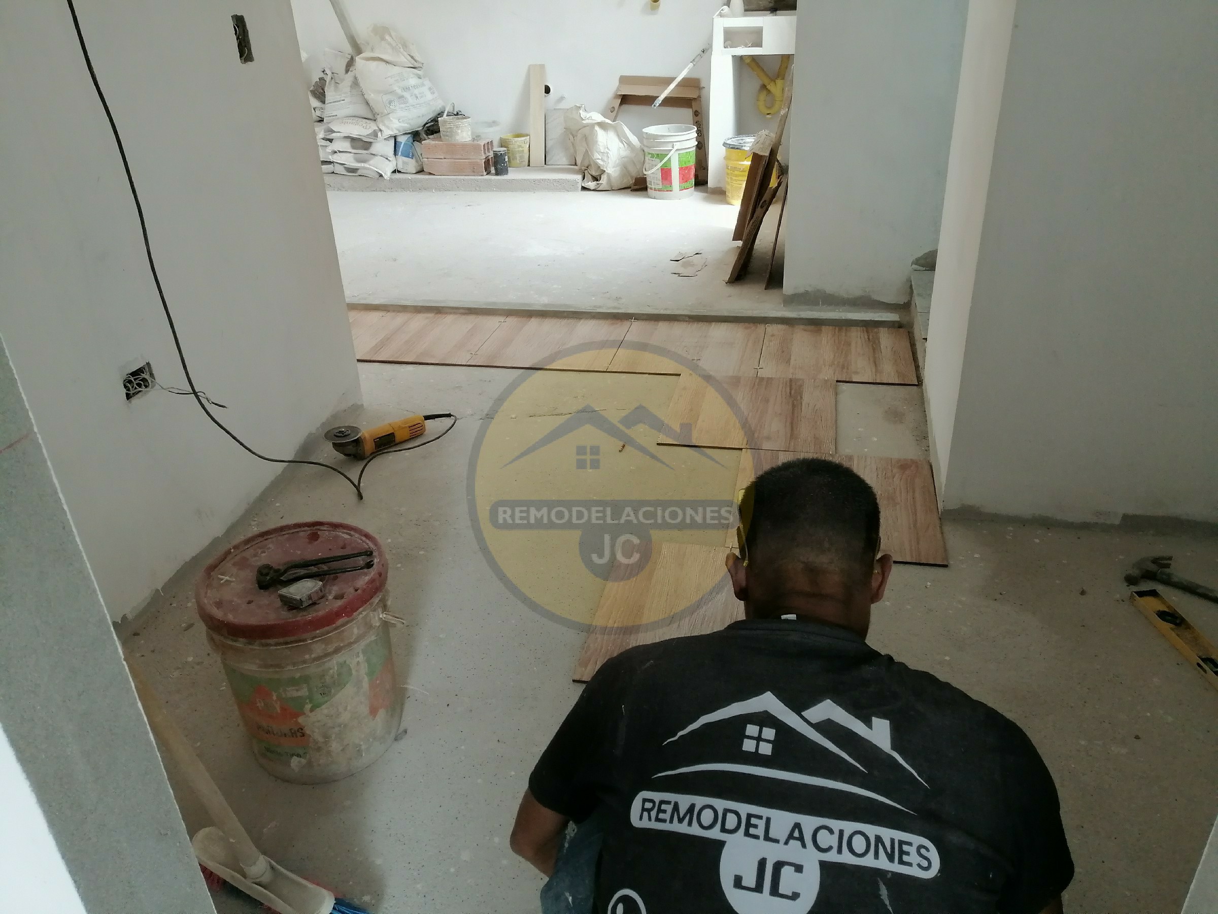 servicio de instalación de toda clase de enchapes en Medellín, bello, Copacabana, sabaneta, Itagüí y envigado