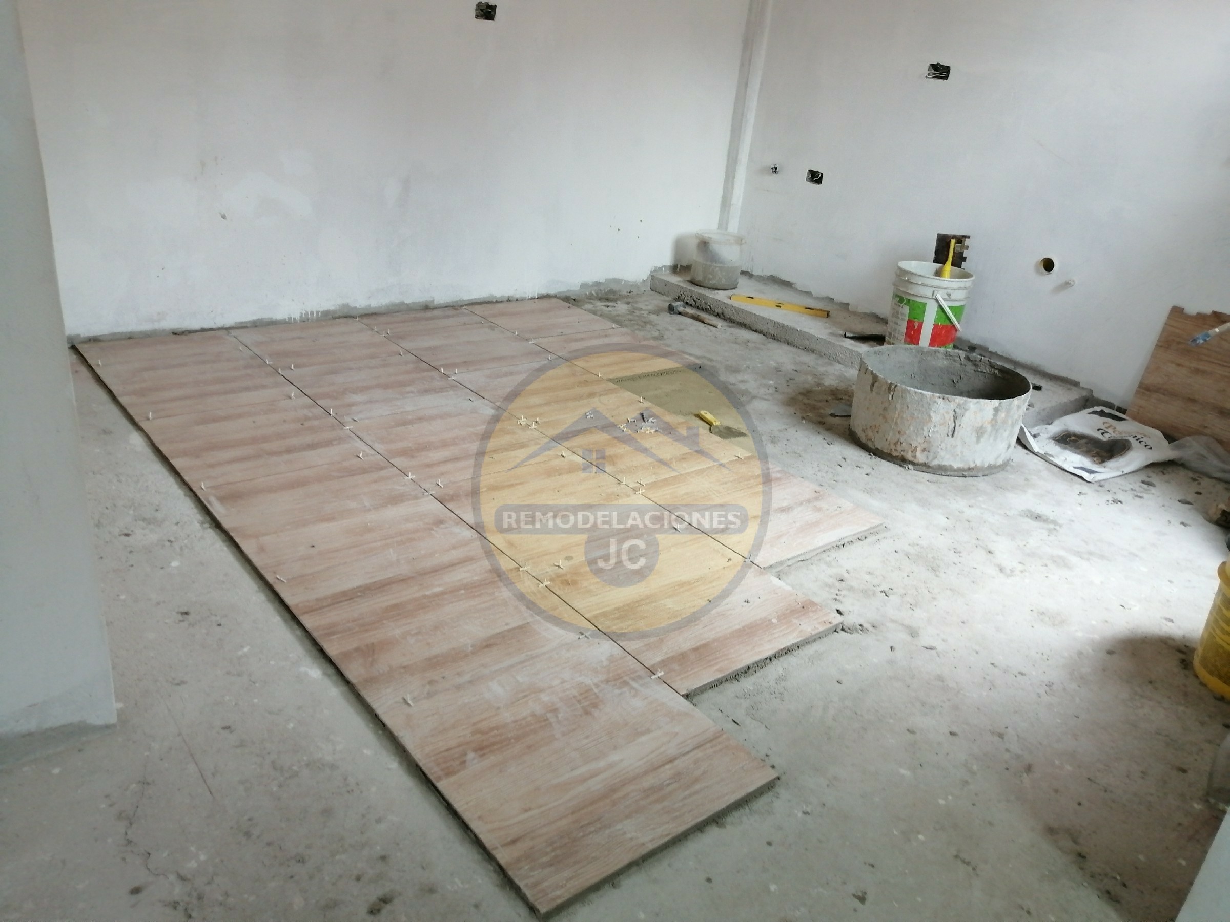 instalación de baldosas en proceso