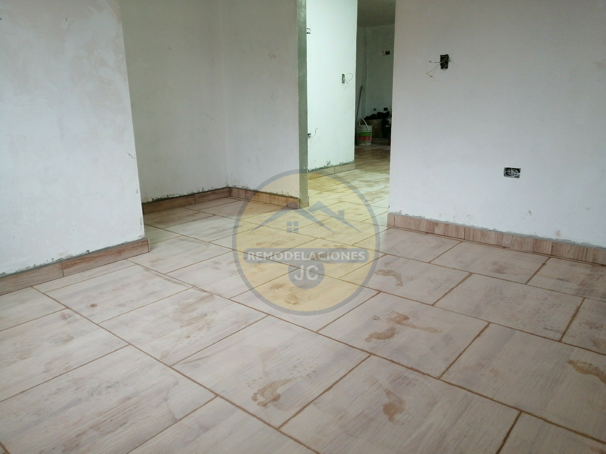 proceso de aplicación de lechada para piso en cerámica de apartamento en Medellín y bello