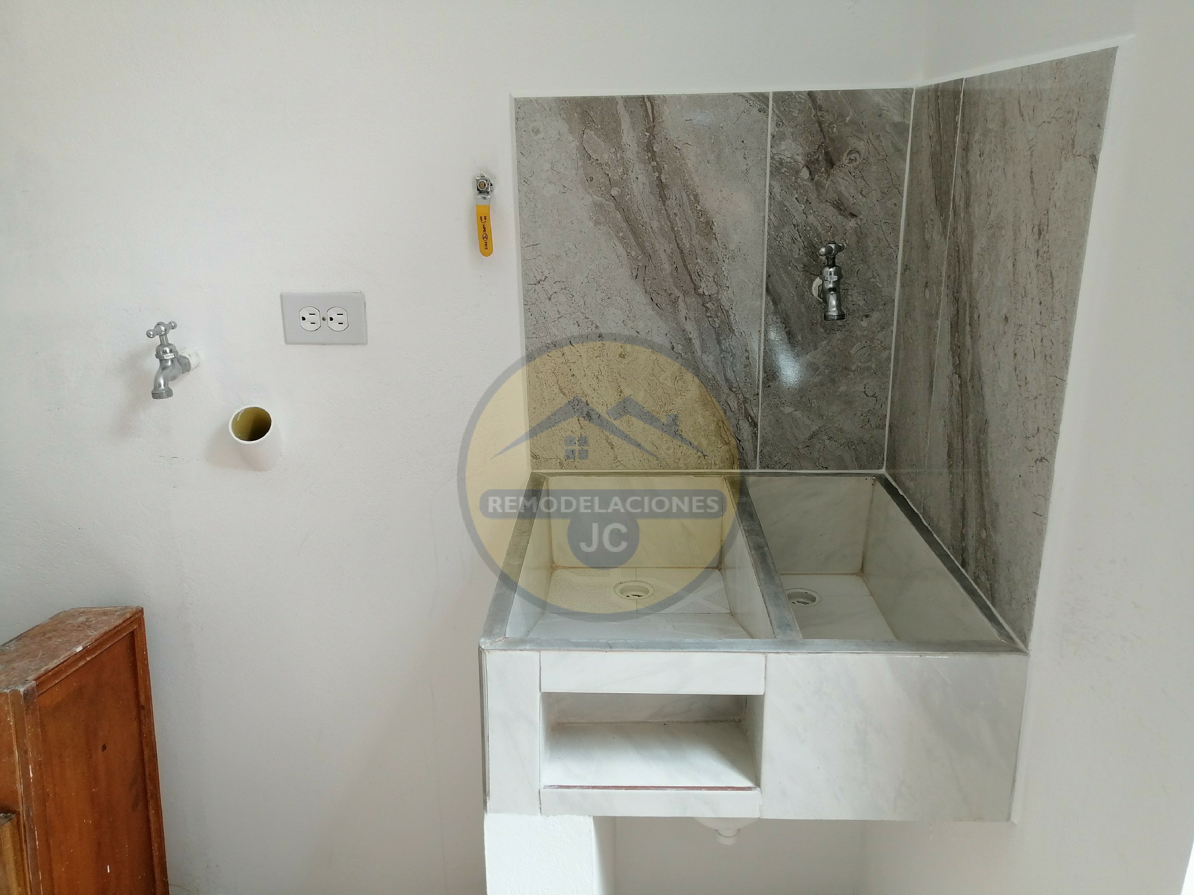 instalación de lavadero con salidas de acueducto y desagüe