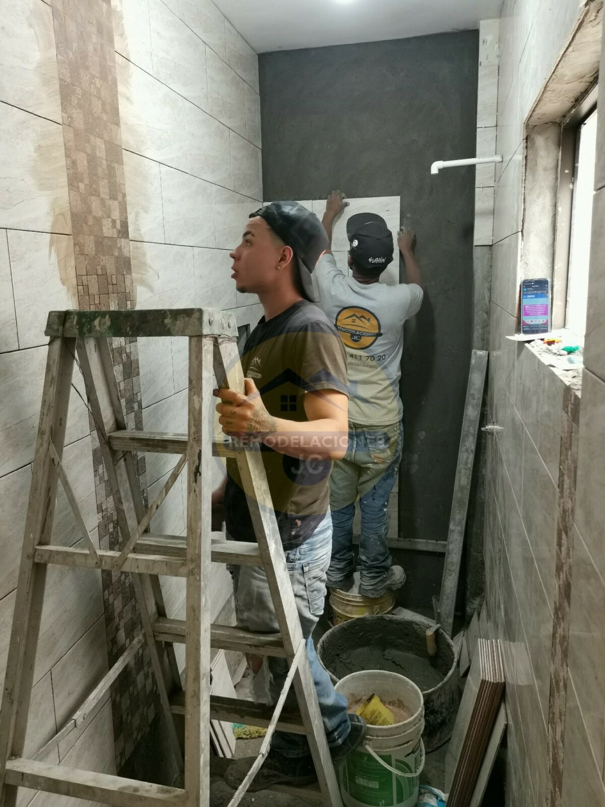 obreros remodelando baño