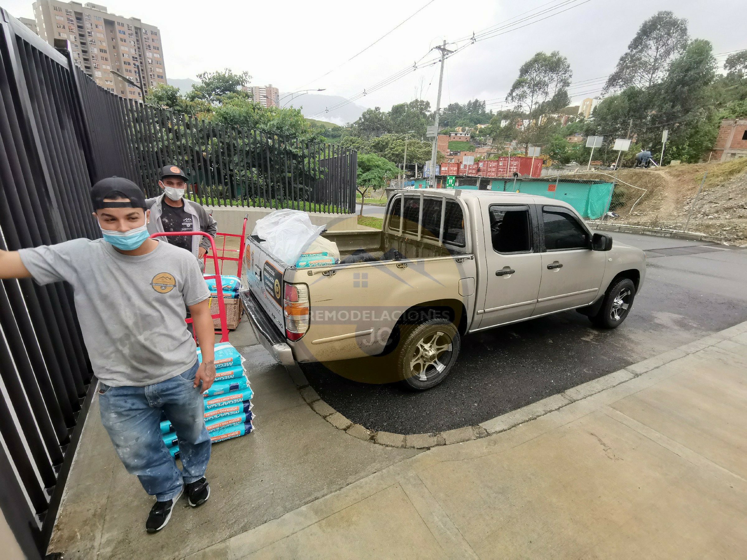 llevando materiales en camioneta de empresa para acabados de apartamento nuevo