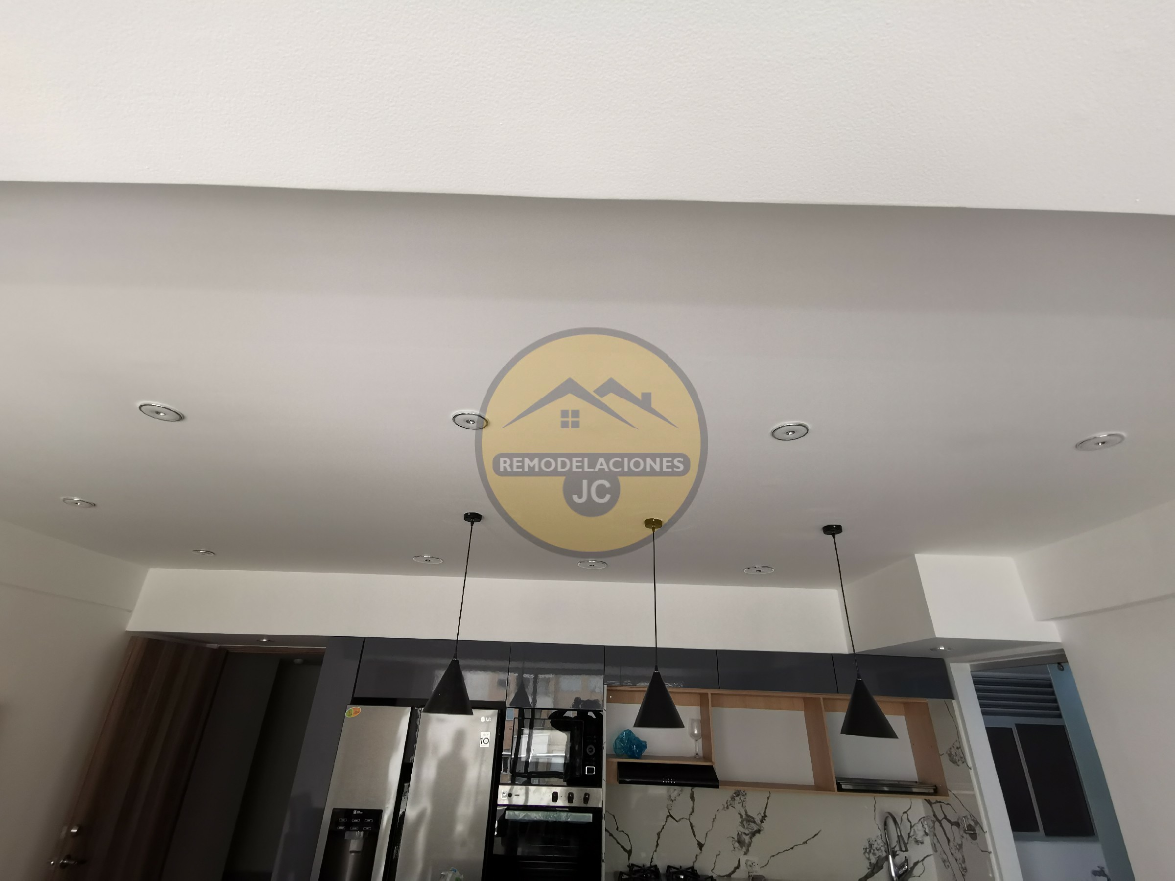 instalación de iluminación general y decorativa, lamparas colgantes para barra o isla