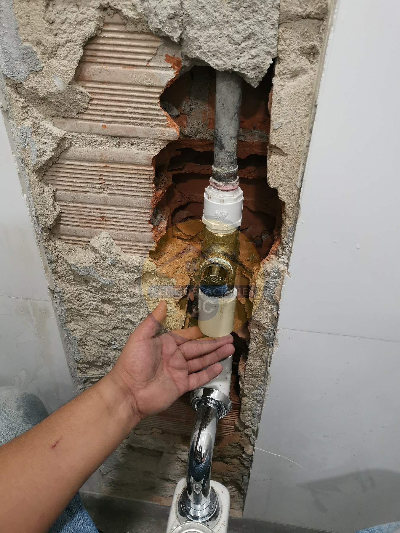 push de corona instalado a inodoro publico