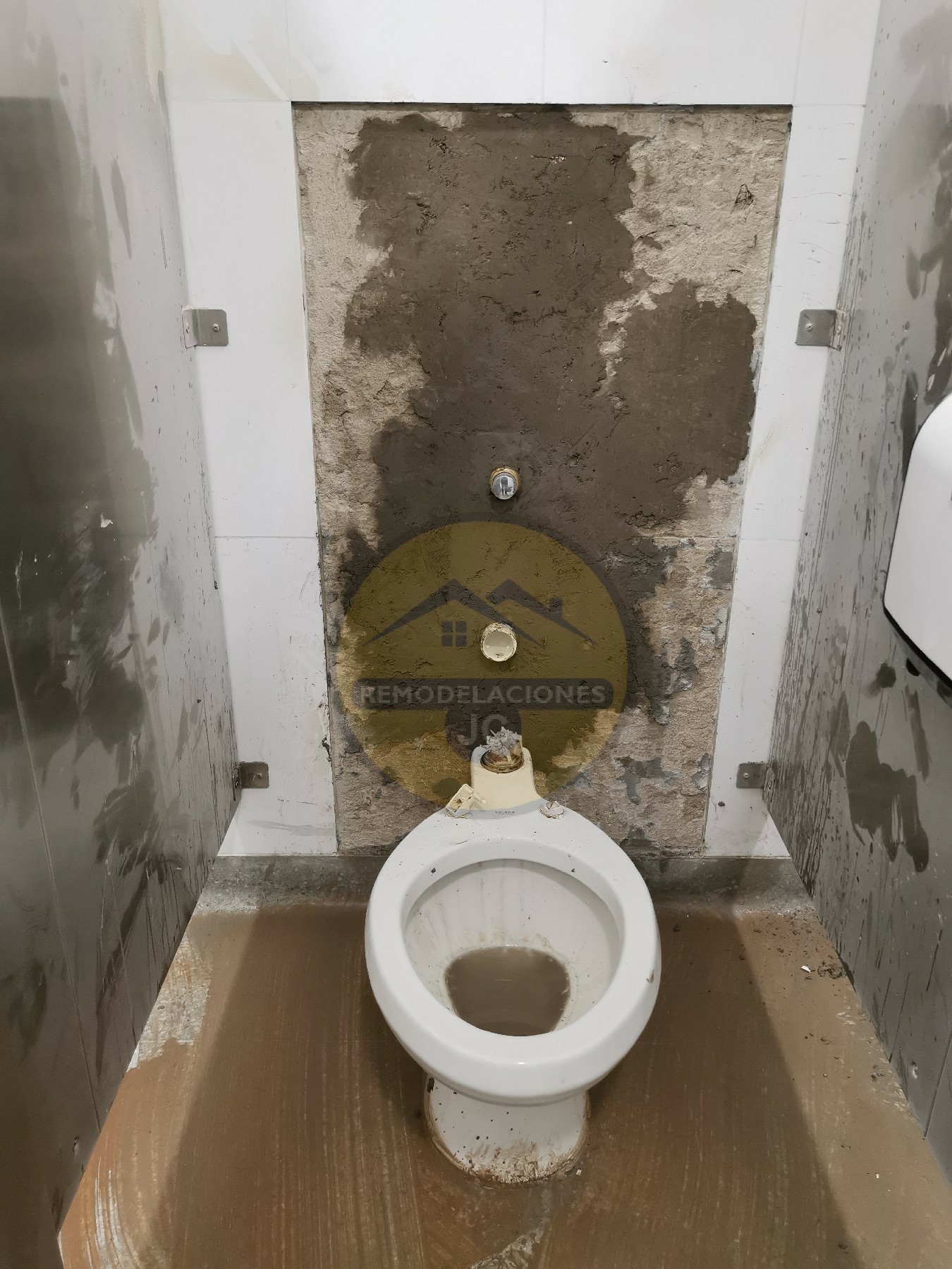 baño en proceso de reparación de plomerías