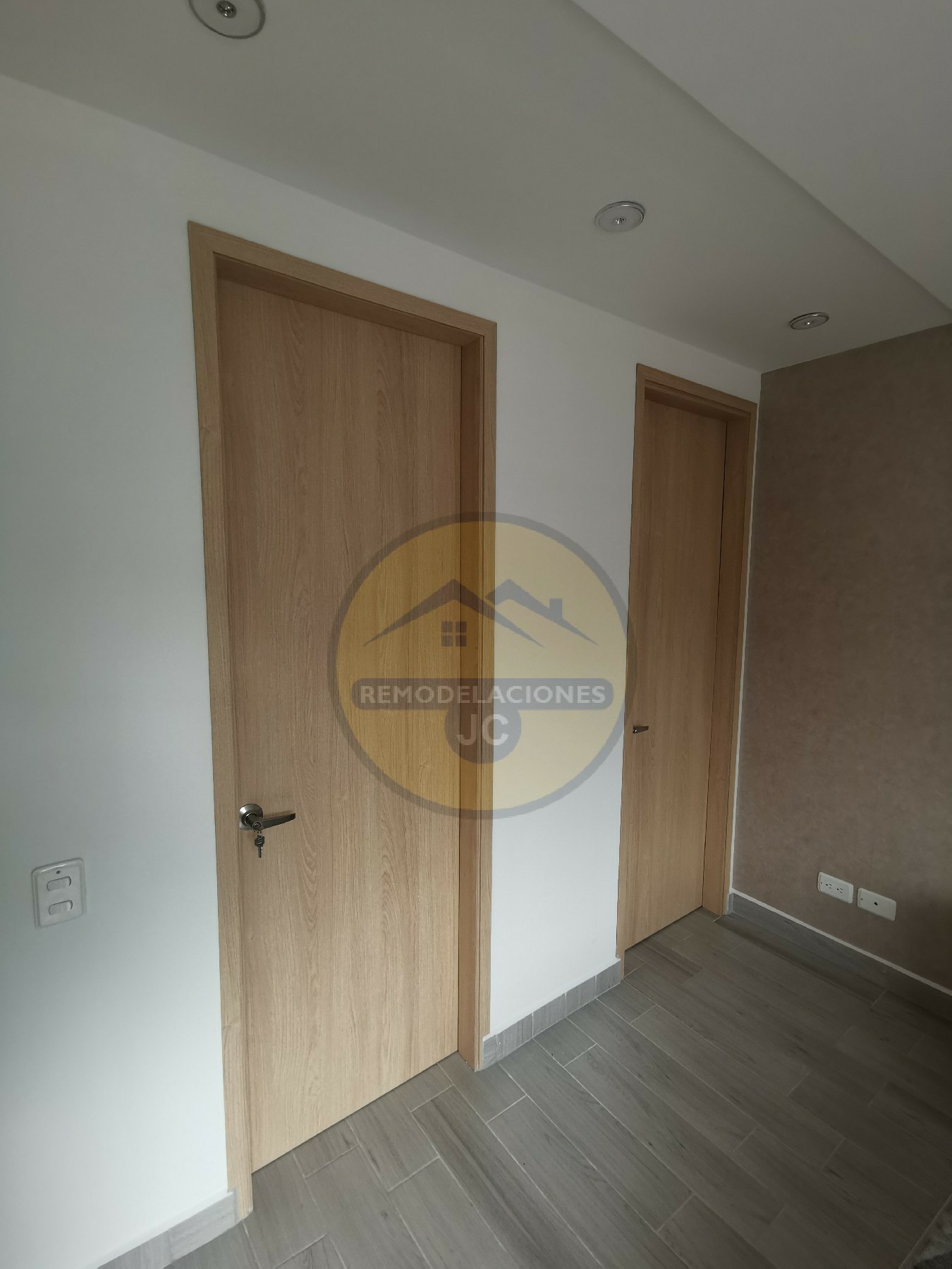 instalación de puerta para acabados