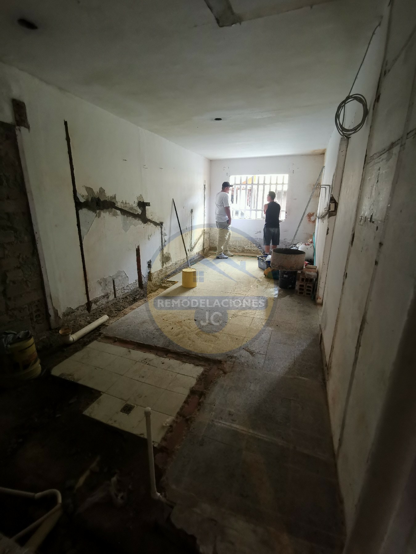 contratista y oficial de construcción en proceso de remodelación