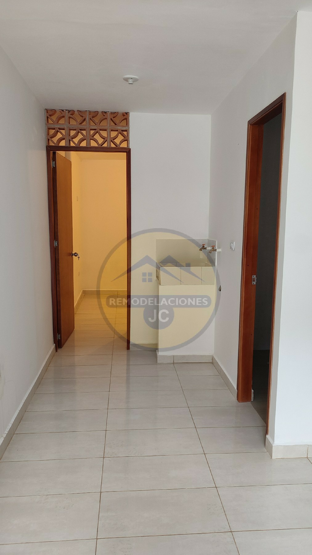 alcoba, zona de ropas y baño remodelados