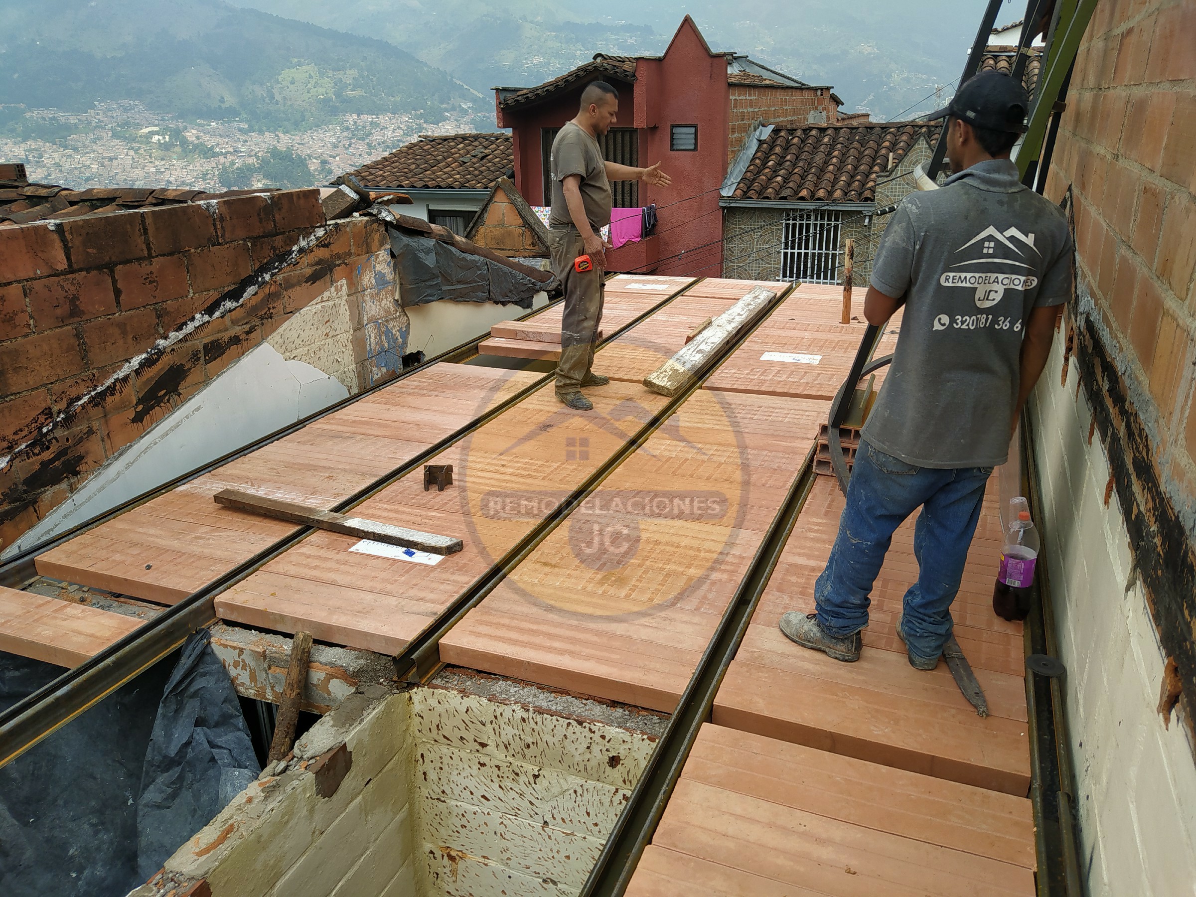 construcción de losa liviana en rieles de hierro y bloquelones para casa