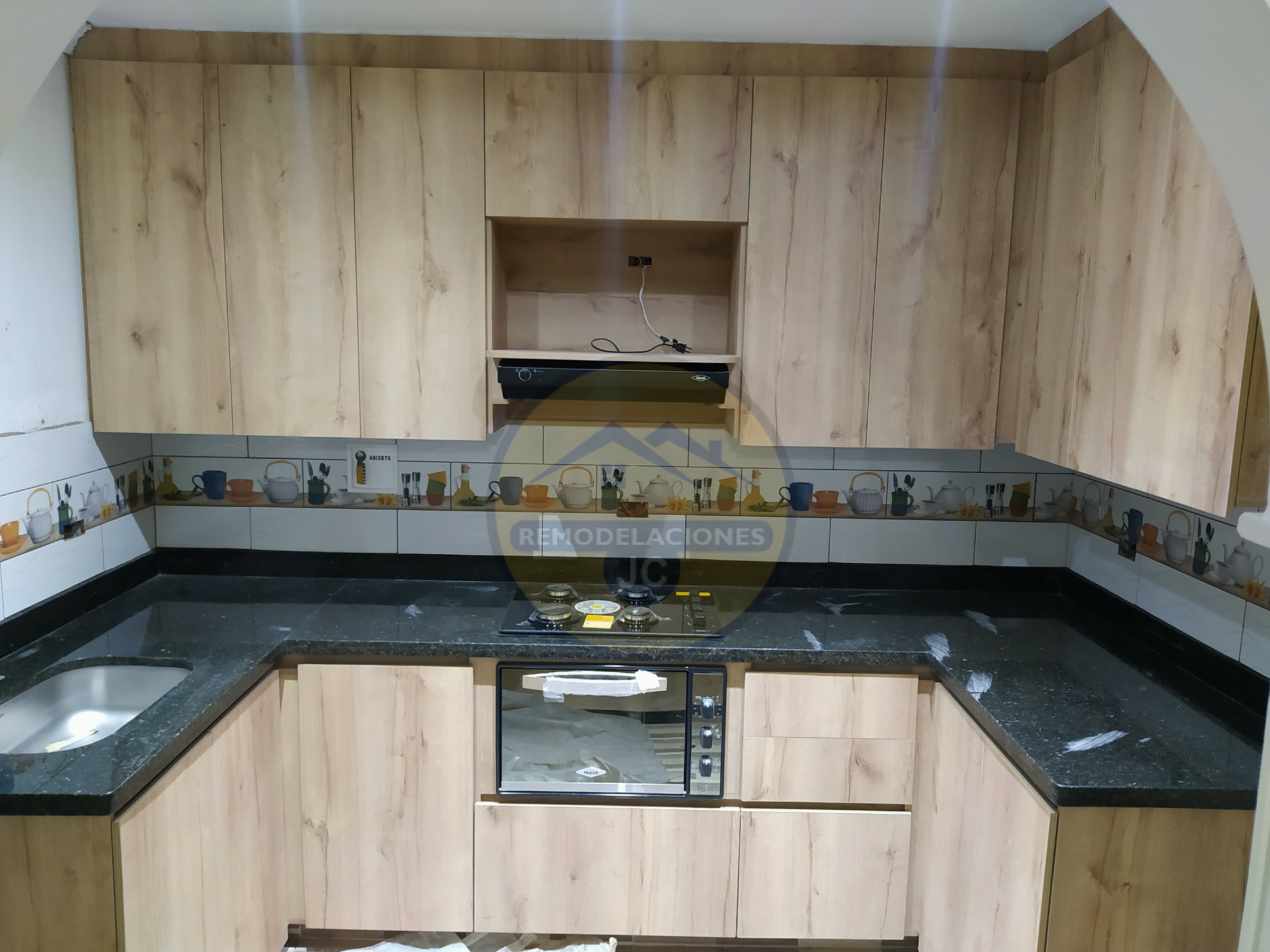 reforma de cocina con enchape de salpicadero