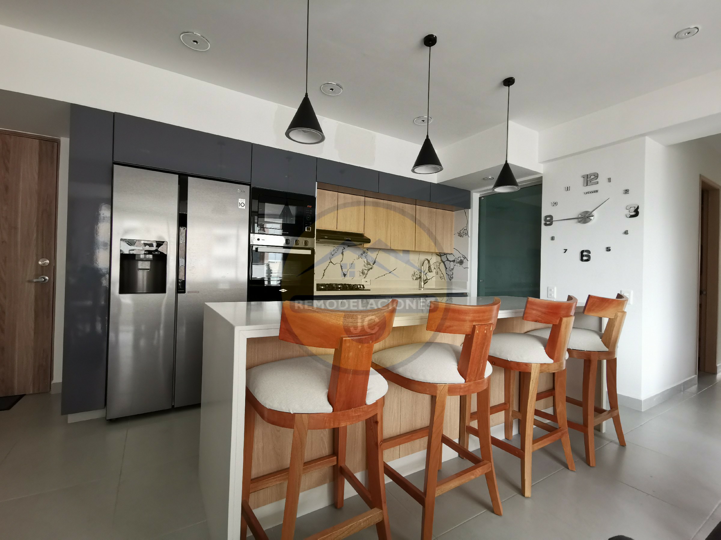 cocina integral con isla, mesón en cuarzo y lampara decorativas, poliuretano