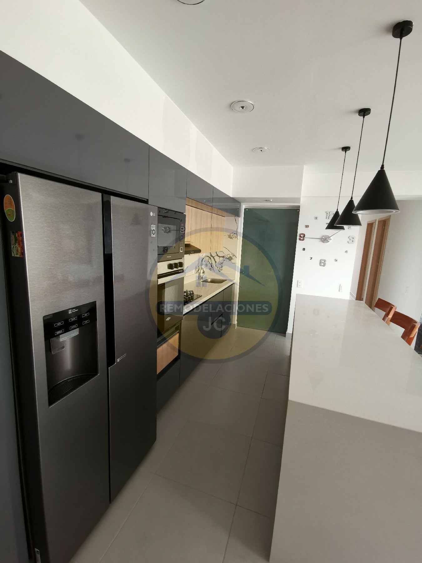 hermosa cocina integral con nevecon y torre de hornos en Medellín, Calasanz