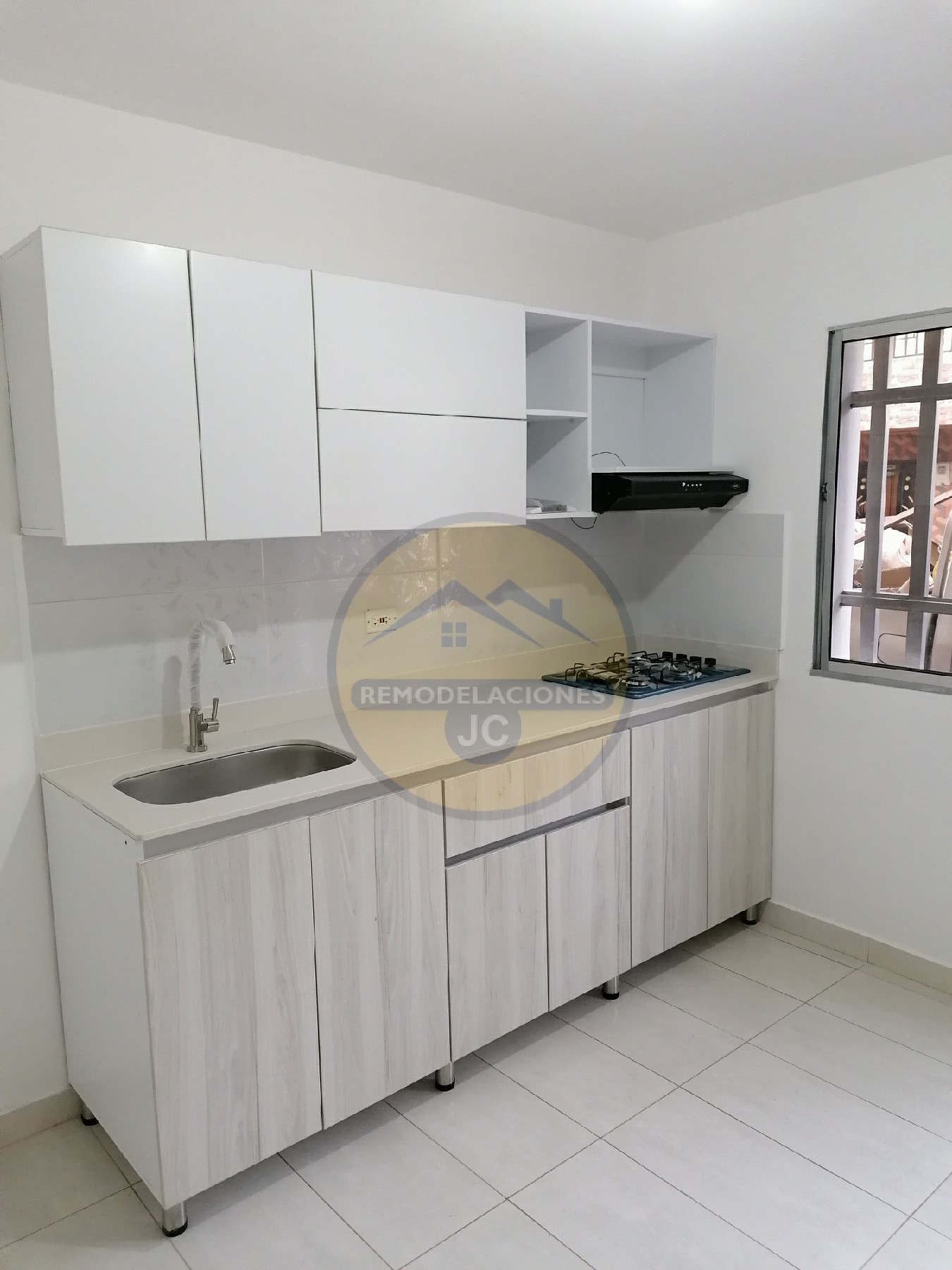 cocina en madera sobre patas metálicas con cerámica en pared